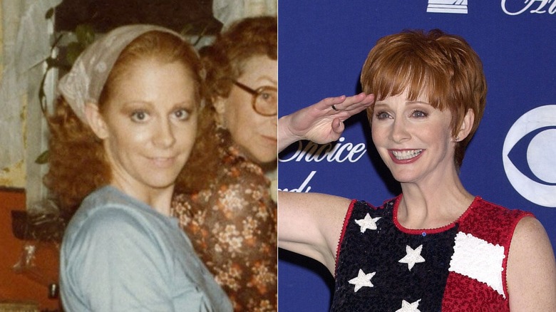 Reba McEntire en jeune femme aux boucles naturelles et en 2002 avec un lutin