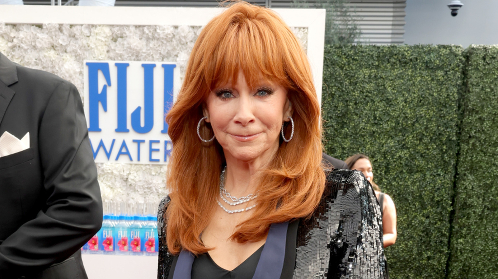 Reba McEntire est presque méconnaissable en berçant ses cheveux naturels