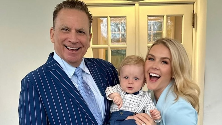 Karoline Leavitt et son mari sourient en tenant leur fils dans leurs bras