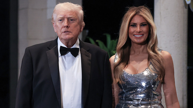 Melania Trump souriante avec Donald Trump
