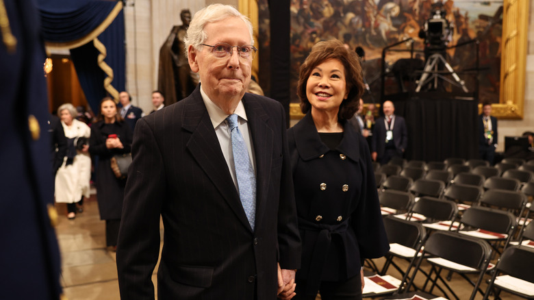 Elaine Chao et Mitch McConnell souriants