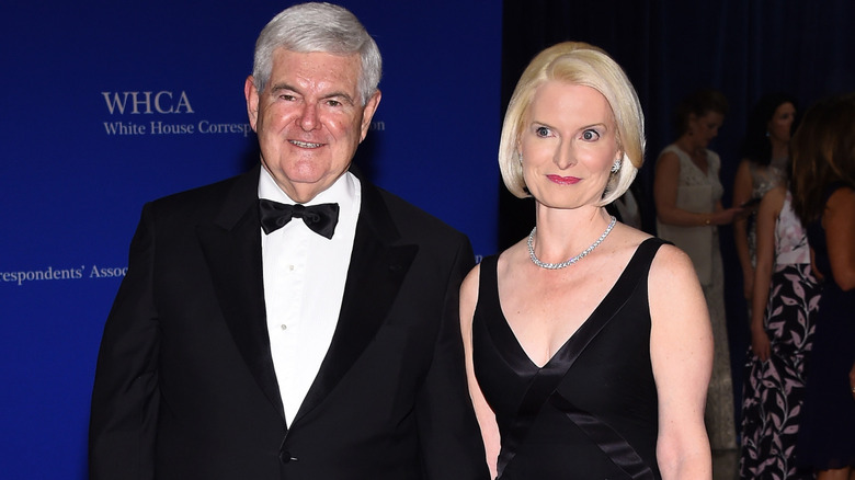 Callista Gingrich et Newt Gingrich dans des tenues noires assorties