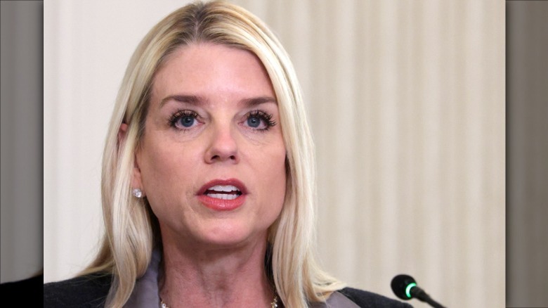 Pam Bondi avec des cils grumeleux