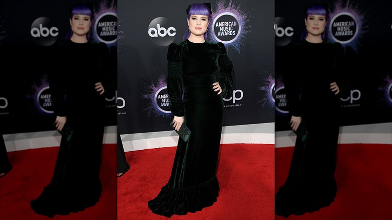Kelly Osbourne assiste aux American Music Awards 2019 au Microsoft Theatre le 24 novembre 2019