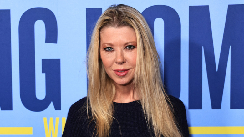 Tara Reid posant dans un haut noir