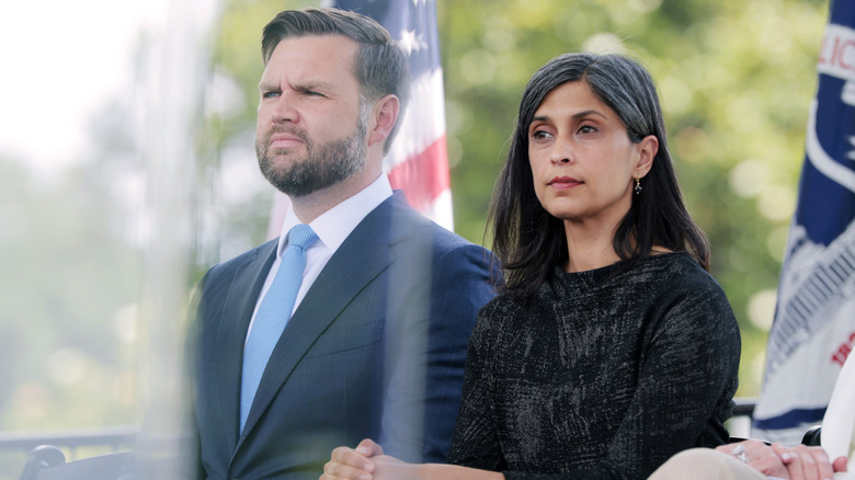 Usha Vance assise à côté de JD Vance