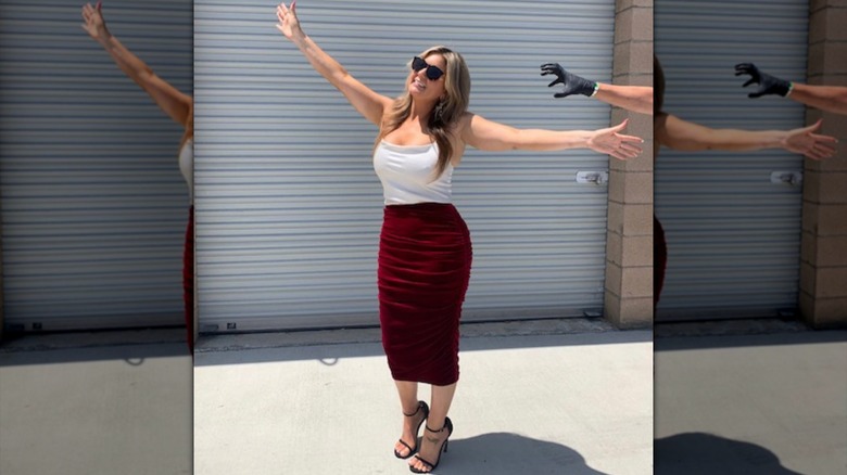 Brandi Passante posant dans une jupe et un haut rouges