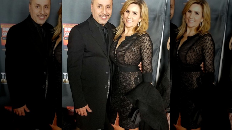 Brandi Passante posant dans une robe en dentelle noire sur le tapis rouge