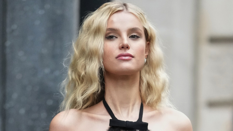 Une femme avec une coupe d'épaule blonde ondulée