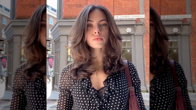 Une femme avec des couches rebondissantes inspirées des années 90