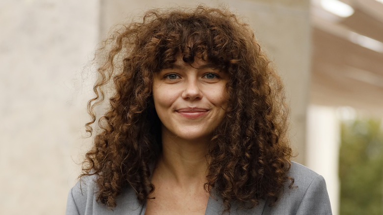 Une femme avec une frange et des cheveux mi-longs