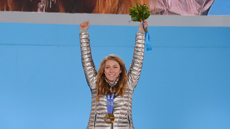Mikaela Shiffrin monte sur le podium en acceptant l'or pour son ski alpin