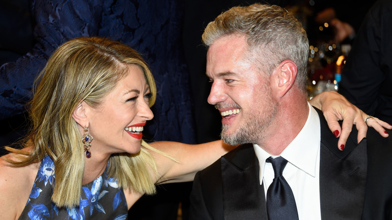 Rebecca Gayheart photographiée avec une main sur l'épaule d'Eric Dane lors du 43e gala AFI Life Achievement Award