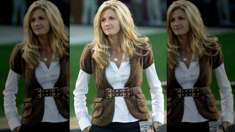 Erin Andrews dans un cardigan marron