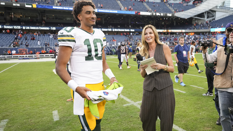 Erin Andrews en pantalon ample
