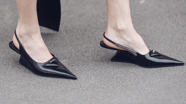 Une femme portant des talons aux orteils trop pointus