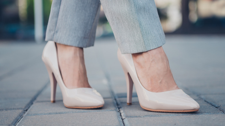 Une femme portant des talons unis et obsolètes