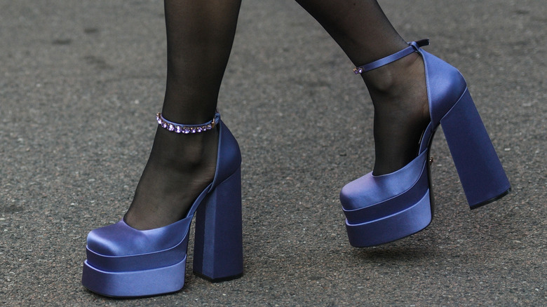Une femme portant de grosses plateformes obsolètes