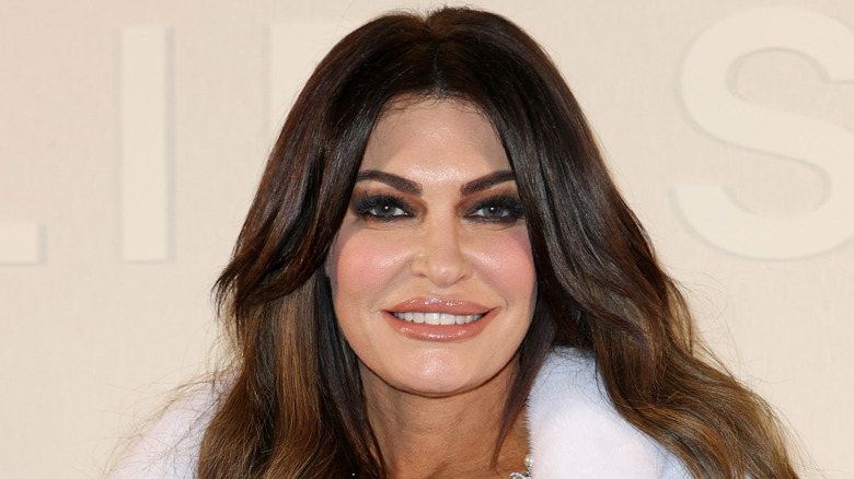 Kimberly Guilfoyle porte une veste blanche