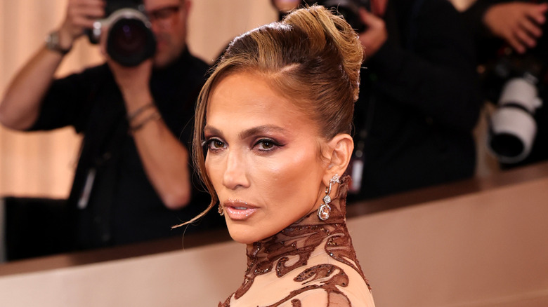 Jennifer Lopez avec un chignon