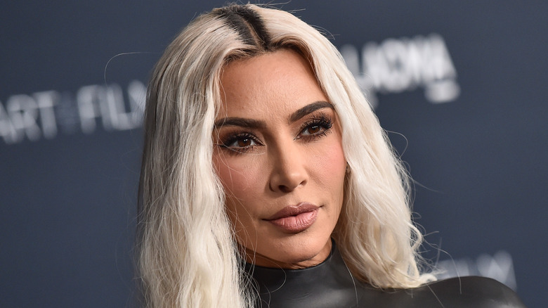 Kim Kardashian aux cheveux blancs