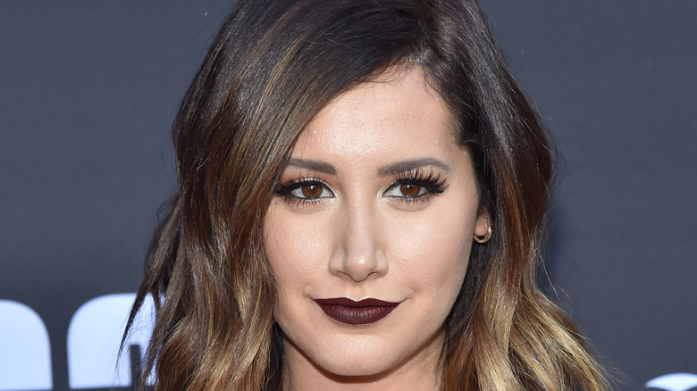 Ashley Tisdale avec du rouge à lèvres marron foncé