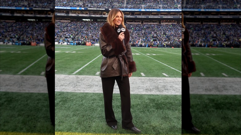 Erin Andrews en marge du terrain faisant un reportage lors d'un match
