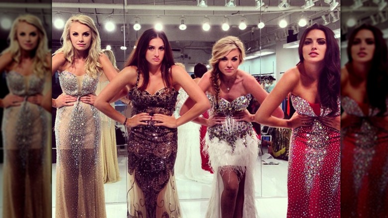 Charlie Kirk, Erika Kirk et le chanteur Sergio sur scène lors du bal de la veille de l'inauguration 2025