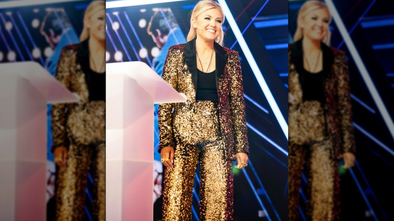 Erika Kirk prend la parole sur un podium sur scène