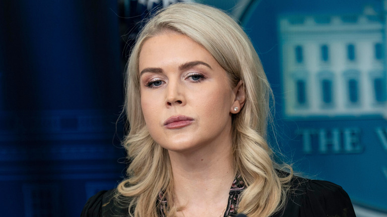 Karoline Leavitt aux cheveux ondulés