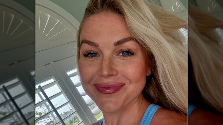 Karoline Leavitt porte un débardeur bleu