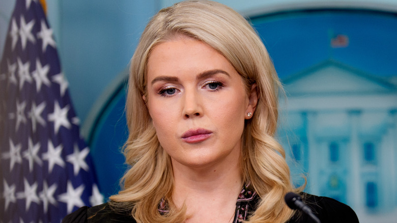 Karoline Leavitt porte du rouge à lèvres rose et des sourcils foncés