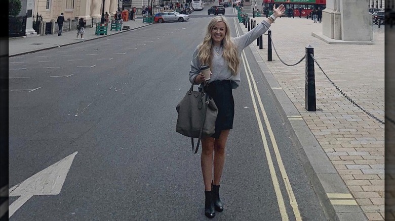 Erika Kirk se tient dans la rue à Londres