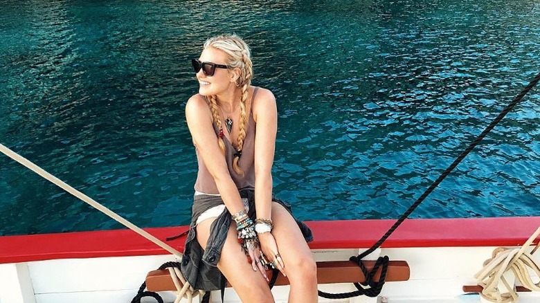 Erika Kirk est assise sur le côté d'un bateau