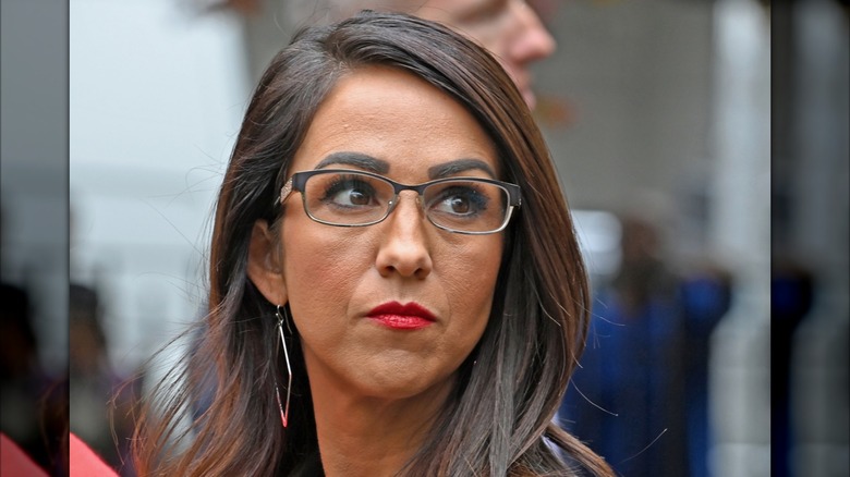 Lauren Boebert avec des boucles d'oreilles en argent