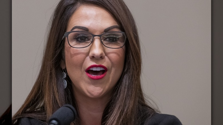 Lauren Boebert avec des lunettes à monture noire