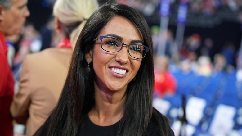 Lauren Boebert avec une partie latérale