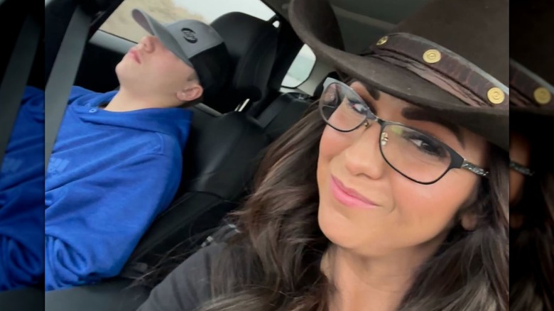 Lauren Boebert conduisant une voiture