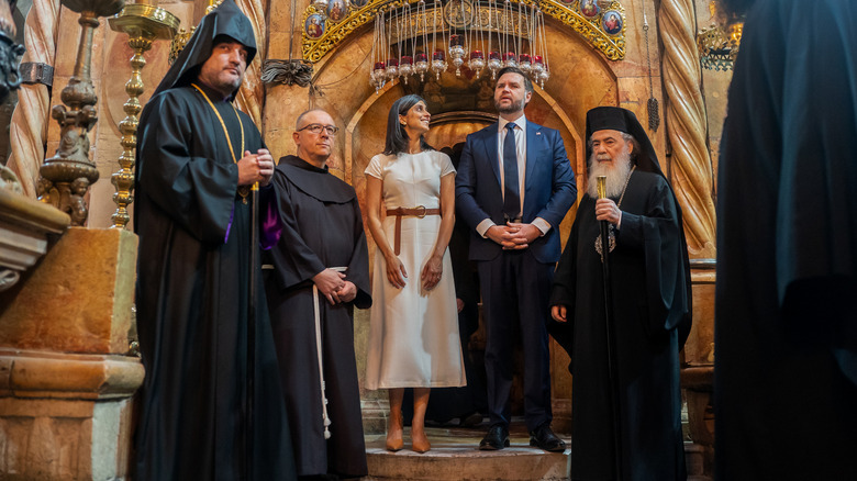 Les Vance dans une église de Jérusalem, avec Usha vêtue de blanc