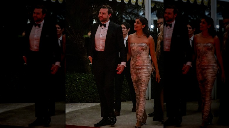 Usha Vance portant une robe en peau de serpent avec JD Vance à côté d'elle