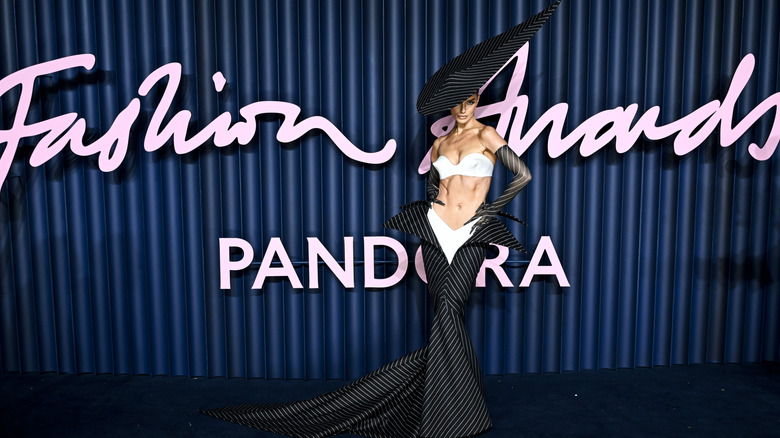 Maura Higgins pose pour des photos aux Fashion Awards en 2025