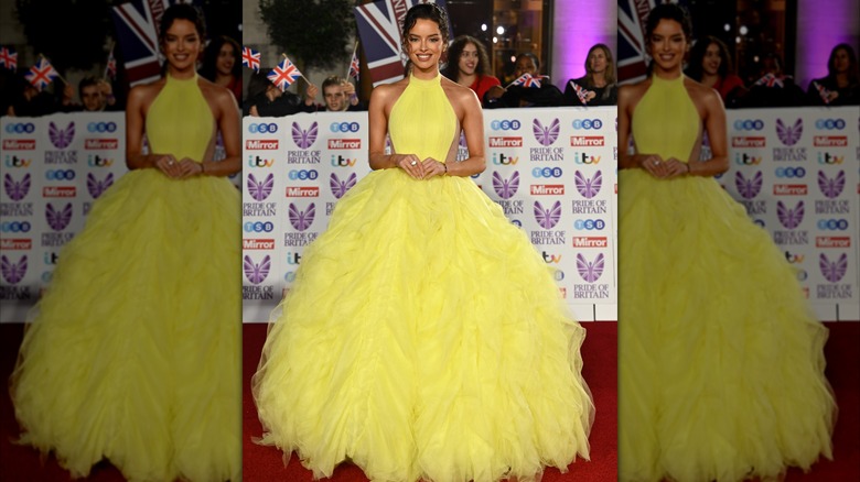 Maura Higgins sourit en portant une robe jaune aux Pride of Britain Awards en 2022