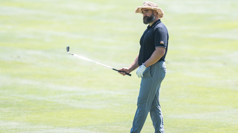Jason Kelce joue au golf