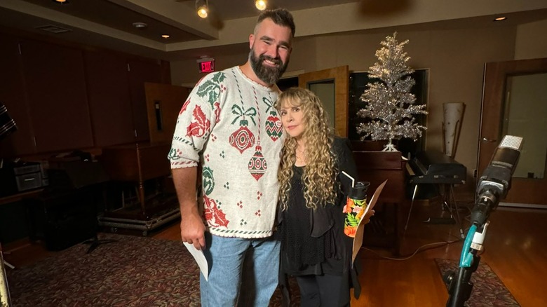 Jason Kelce et Stevie Nicks souriants