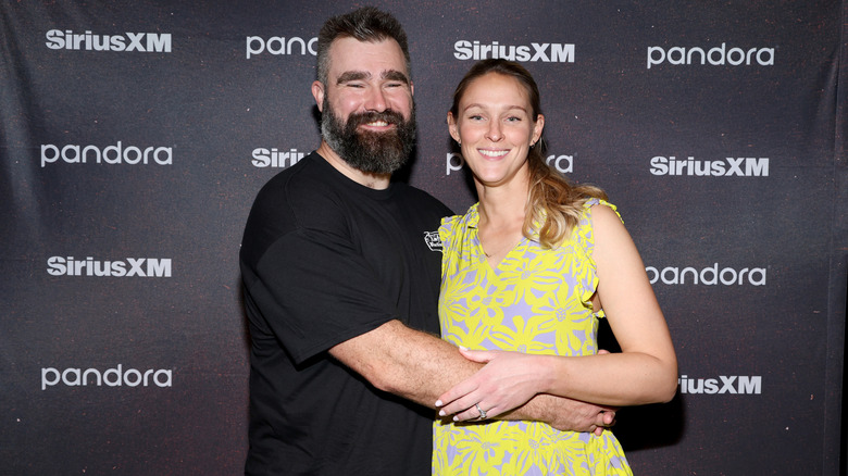 Jason et Kylie Kelce souriant