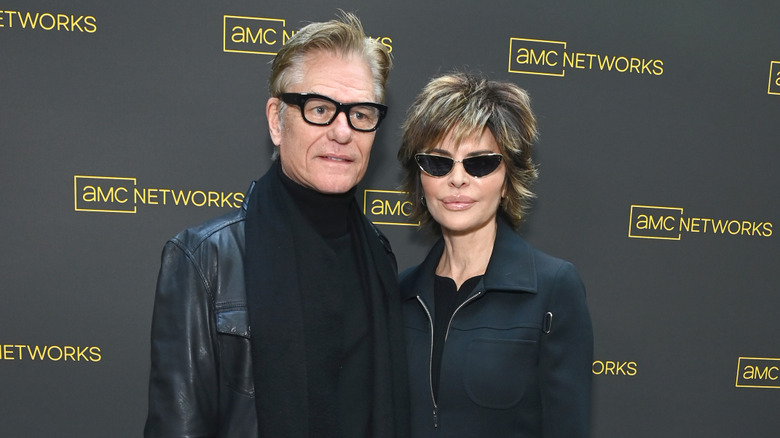 Lisa Rinna et Harry Hamlin posant dans des tenues noires