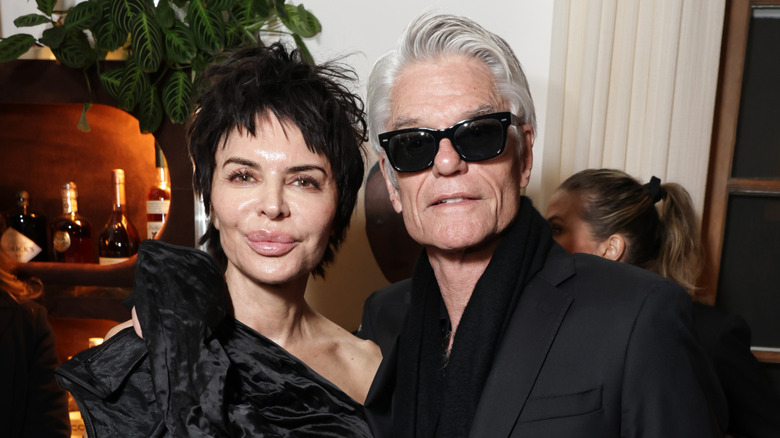 Lisa Rinna et Harry Hamlin posant dans des tenues noires