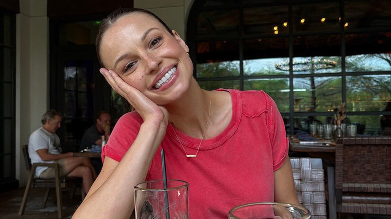 Kayla Wallace souriante sans maquillage