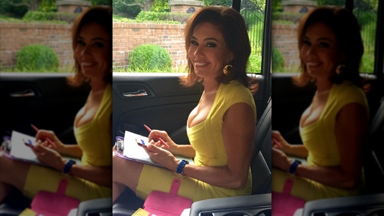 Jeanine Pirro est assise à l'arrière d'une voiture en train de travailler