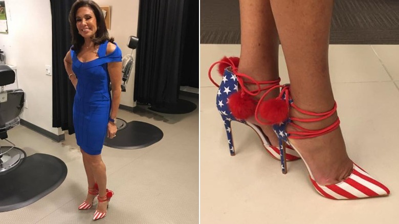 Jeanine Pirro sourit dans les coulisses dans une robe bandage bleue et des chaussures drapeau